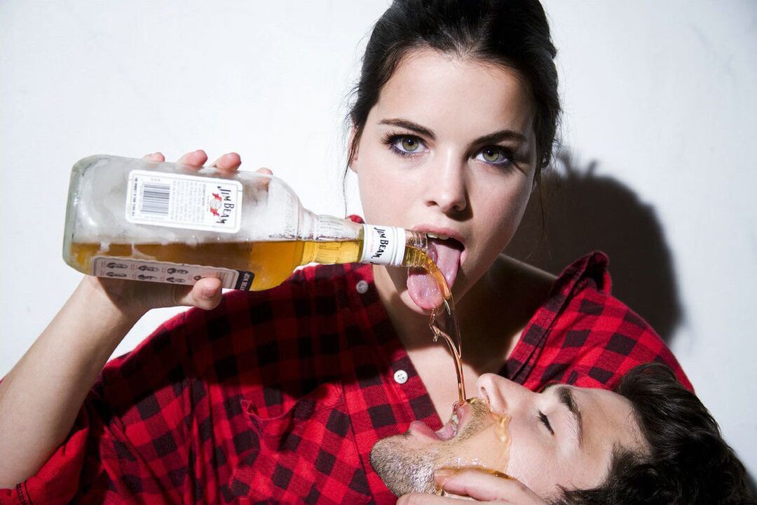 chica vierte alcohol a un hombre antes del sexo