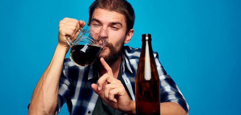 hombre bebiendo alcohol como dejar de fumar foto 2