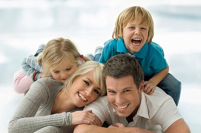 familia feliz y un hombre que dejó de beber